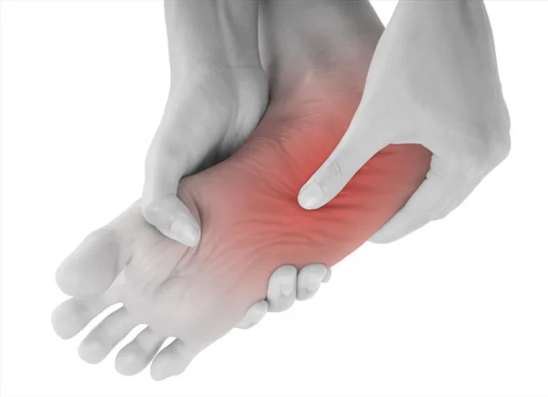 دلایل ایجاد درد در سمت راست پاشنه پا چیست؟