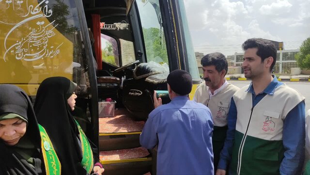 خانواده های بی بضاعت ملایر پای سفره امام رضا(ع)