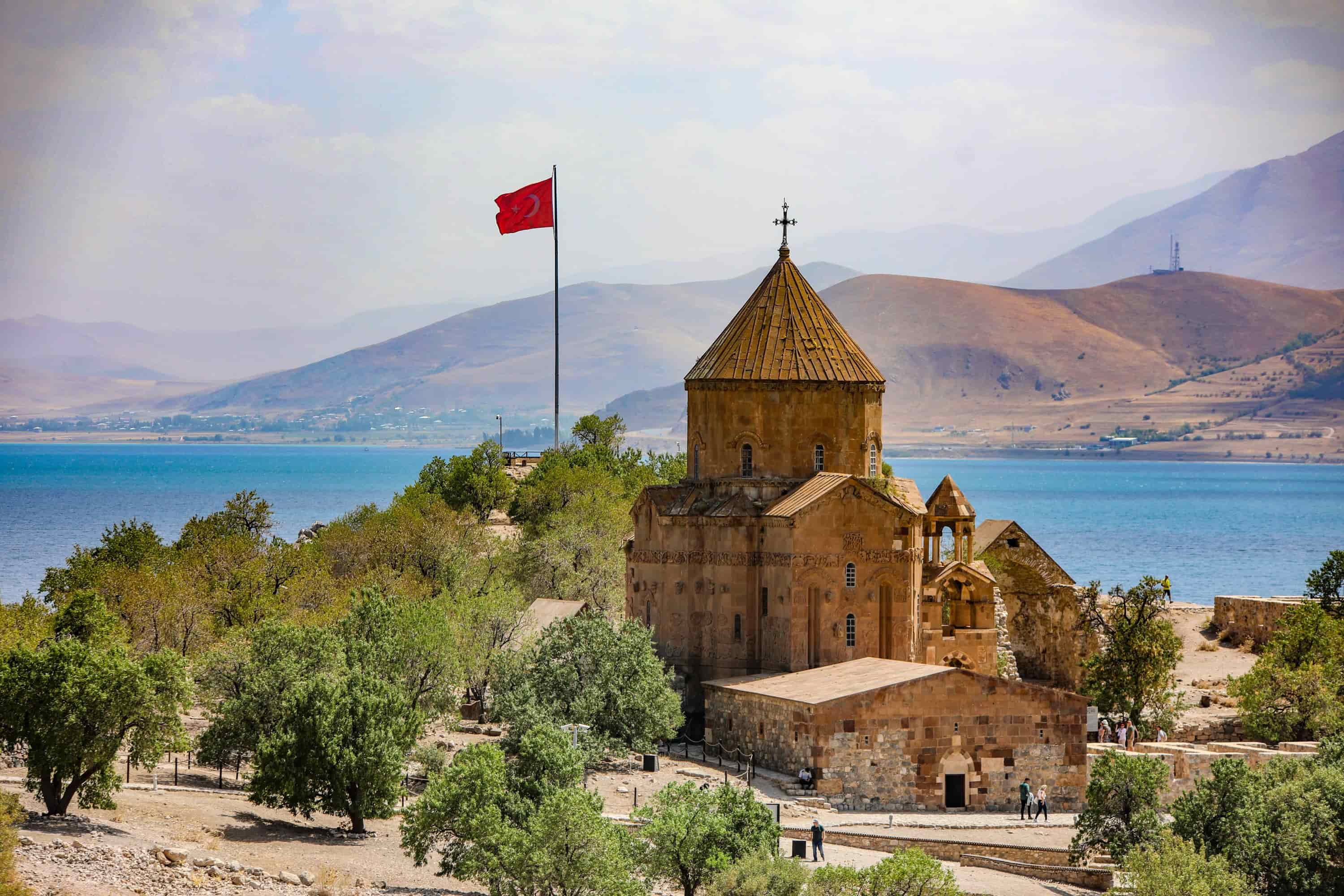 تصویری از یکی از صومعه های شهر وان و در پشت آن دریاچه بزرگ وان