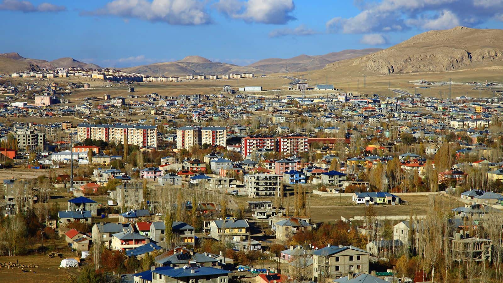نمای شهر وان و ساختمان های این شهر شرقی ترکیه