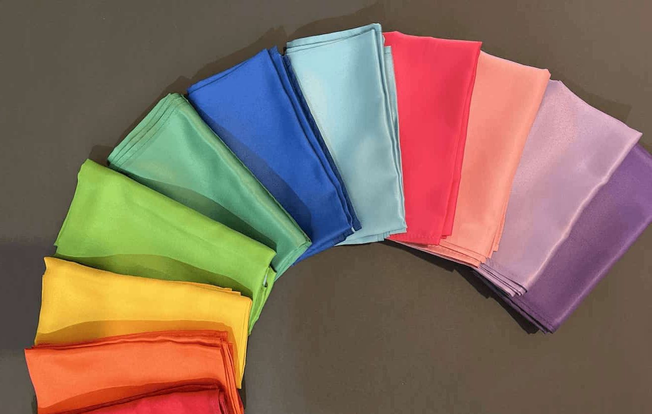 روسری ساتن مات یا براق؟ راهنمای کامل انتخاب بهترین روسری ابریشم ساتن برای هر موقعیت